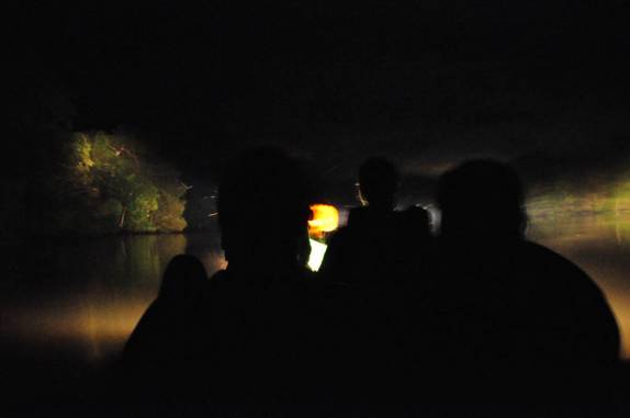 Passeio noturno na Reserva do Mamirauá, região de Tefé, no Amazonas